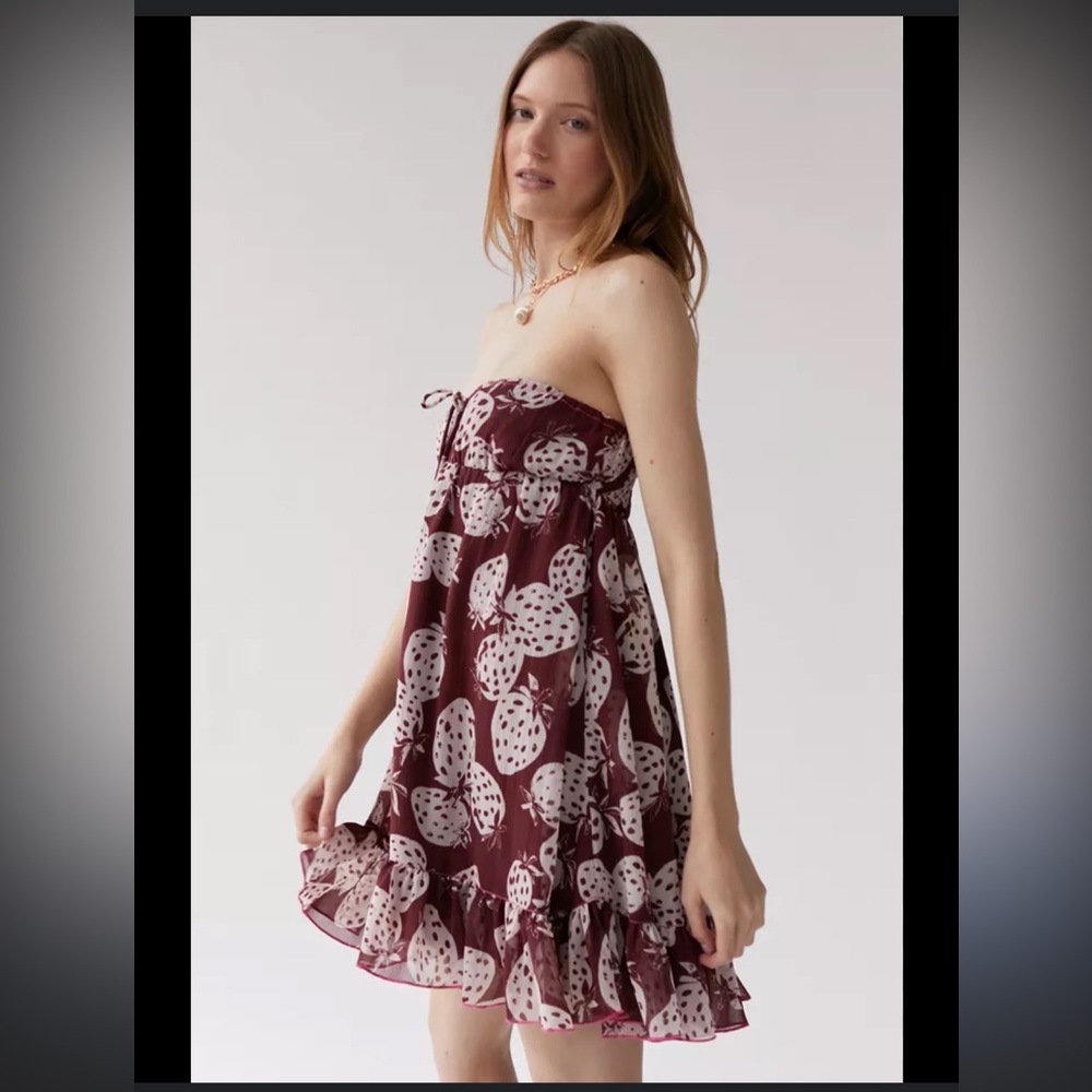 💫Urban Outfitters | Strawberry Strapless Dress